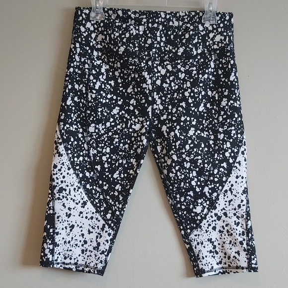 NWOT Fabletics Crop Bottoms Black/White L - Picture 11 of 11